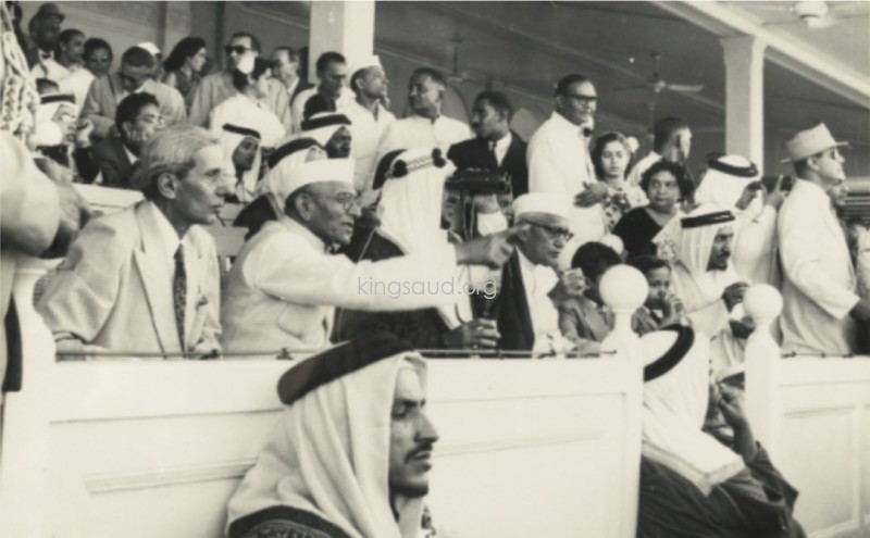 خلال زيارة الملك سعود  إلى الهند، قام رحمه الله برعاية مهرجان بومبي الشهير لسباق الخيول وتسليم الكأس الذهبية للمتسابق الفائز. ديسمبر ١٩٥٥م