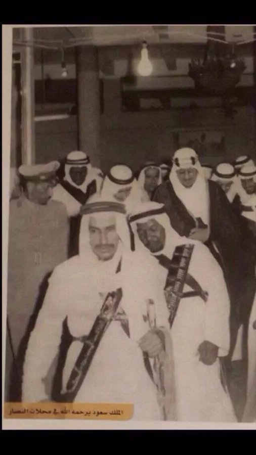 الملك سعود  يفتتح محلات النصار في الرياض وعلى يمينه اللواء محمد السليمان المطوع قائد الفوج الثالث بالحرس الملكي  في الرياض ١٣٨٠هـ