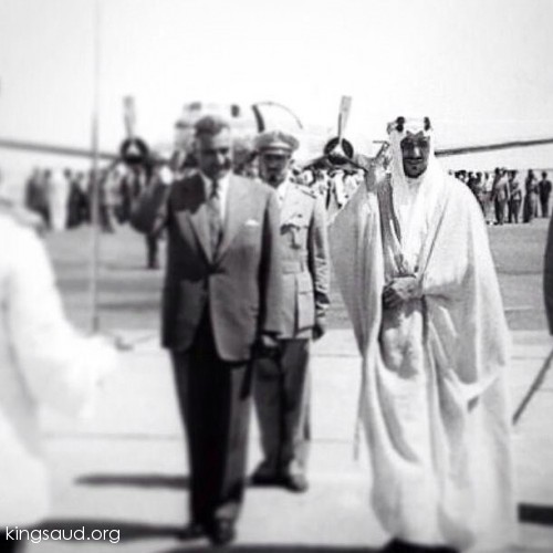 الملك سعود والرئيس جمال عبدالناصر و العقيد علي بن شامان العتيبي قائد القوات الخاصة للملك سعود