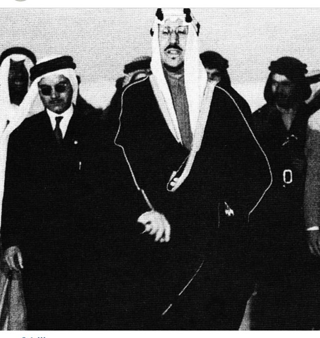 الملك سعود رحمه (غير معروف المكان والزمان والأشخاص في الصورة)