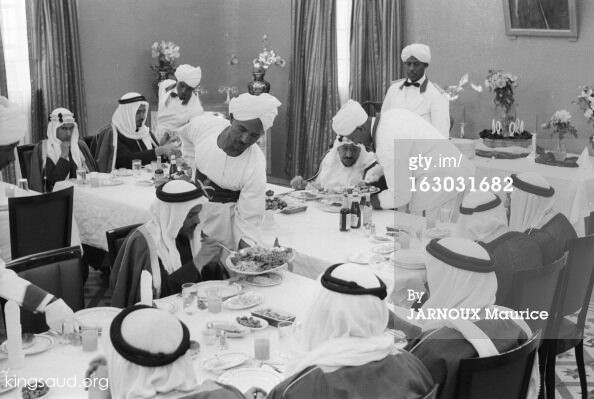 الملك سعود مع الملك طلال ملك الأردن وخلفهم الأمراء فهد وتركي وسلمان أبناء الملك عبدالعزيز