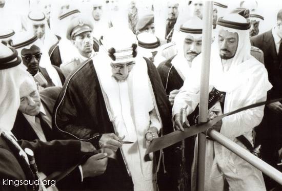 الملك سعود يفتتح معرض أرامكو النفطية في الدمام