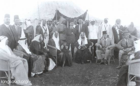 الأمير سعود في شرقي الأردن مع الأمير عبد الله أمير شرق الأردن و ومجموعة من المسؤليين الرسميين يشاهدون المناورات التي قام بها الجيش العربي .1348ه- (1930م) .
