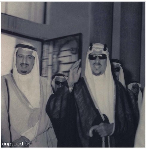 الملك سعود رحمه الله وبجانبه الملك سلمان بن عبدالعزيز أمير الرياض