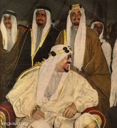 الملك سعود و ولي عهده الأمير فيصل مع عدد من الأمراء