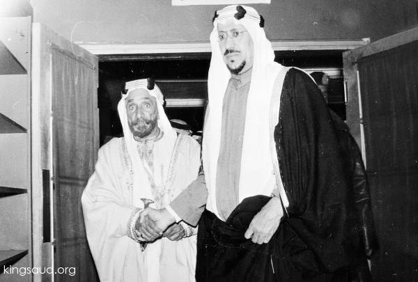 الملك سعود في البحرين وبجانبه الشيخ عبد الله بن عيسى آل خليفة خلال مأدبة عشاء 1954م في البحرين
