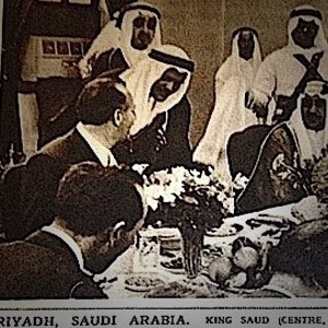 الملك سعود والشيخ عبدالله بالخيروالرئيس الوزراء التركي فطين رشدي زورلو والوزير المفوض قرهاصار في الرياض  