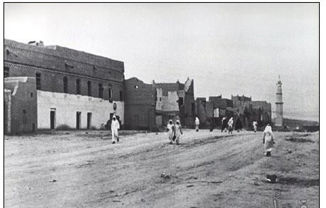 شارع الشميسي أثناء توسعته ، ومئذنة الجامع الكبير في آخر الشارع . ١٣٧٩ 