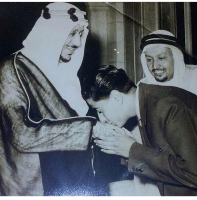الملك سعود رحمه الله وبجانبه أحمد بن محمد السراج وإبنه إبراهيم بن أحمد رحمهم الله