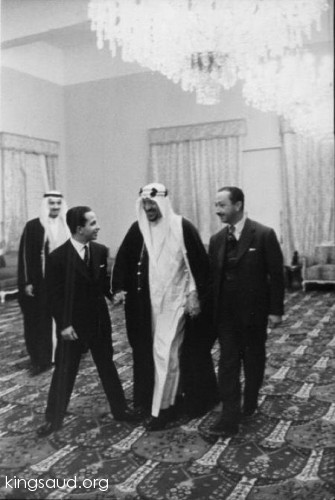 الملك سعود يستقبل الملك فيصل وخاله الامير عبدالاله وأمير الرياض الملك سلمان - ١٩٥٥م