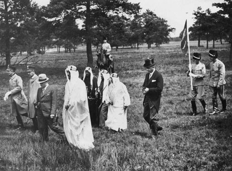 Crown Prince Saud on the Parade ground of the Dutch Cavalry at Wechelerveld, near Deventer. The Crown Prince is accompanied by Mr. Van De