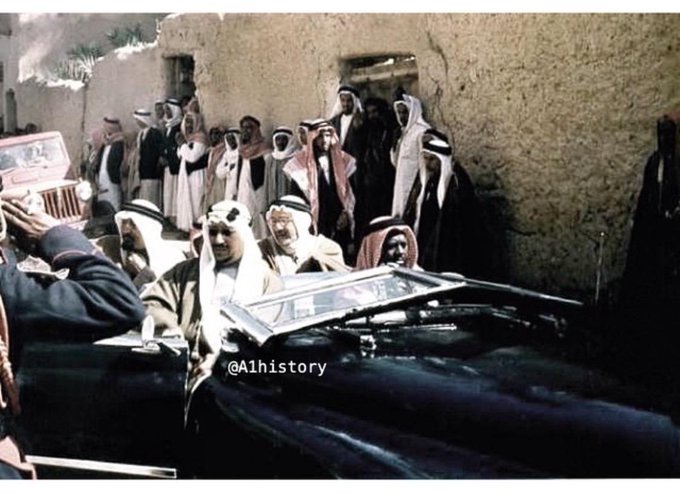 الملك سعود وخلفه الأمير محمد بن تركي في السيارة عند وصولهم الى الحفل  رحمهم الله.