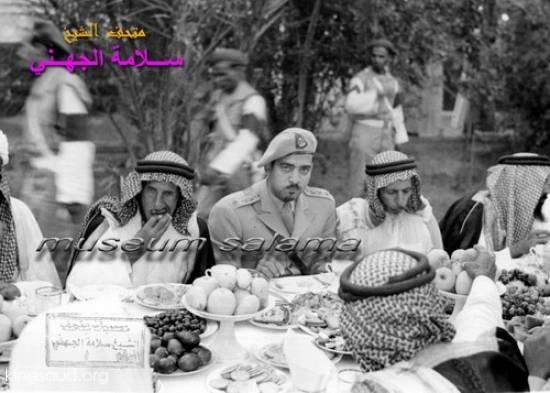 جانب من الحضو خلال زيارة لملك سعود للمدينة وير حارسه الشخصي عبد المنعم العقيل 1958م