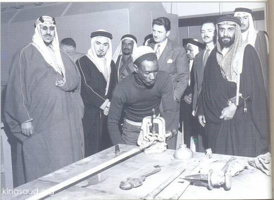 الملك سعود بن عبد العزيز خلال زيارته لاحد المصانع
