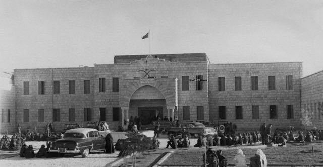 صورة نادرة لمبنى أمانة مدينة الرياض في السبعينات الهجرية ربما في مناسبة زيارة للملك سعود رحمه الله 