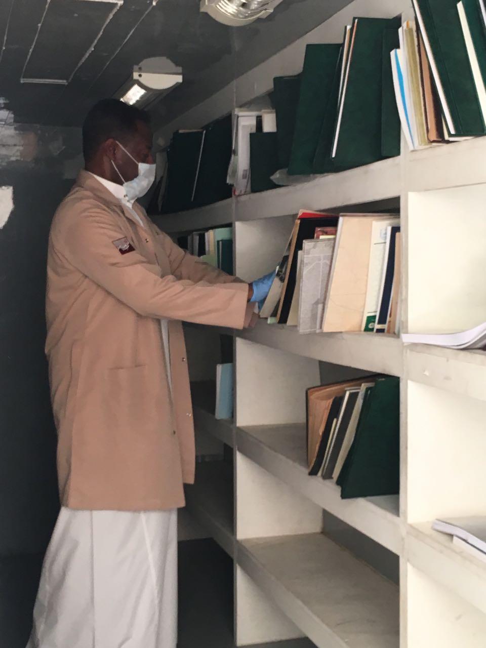 دارة الملك عبدالعزيز  تعقم مكتبة الملك سعود في جدة من خلال وحدة التعقيم المتنقلة بأعمال المحافظة على المواد التاريخية بمكتبة الملك سعود بجدة q.jpg
