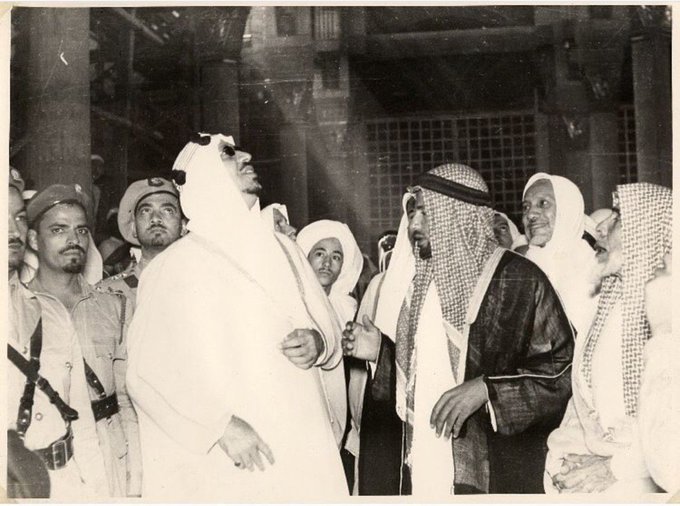 الملك سعود ومعه محمد بن لادن والقزاز في التوسعة الأولى للمسجد النبوي الشريف ١٩٥٤م