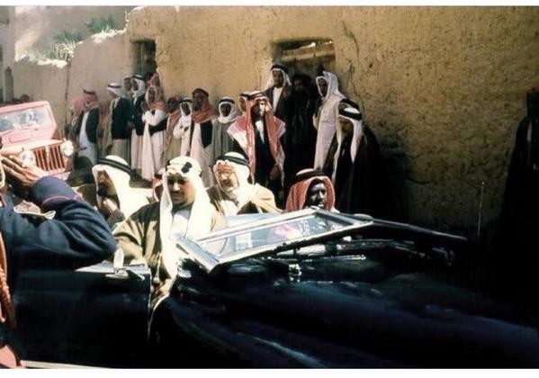 الملك سعود لحظة وصوله الى الخبر الشرقية ومعه الأمير محمد بن تركي رحمهم الله .