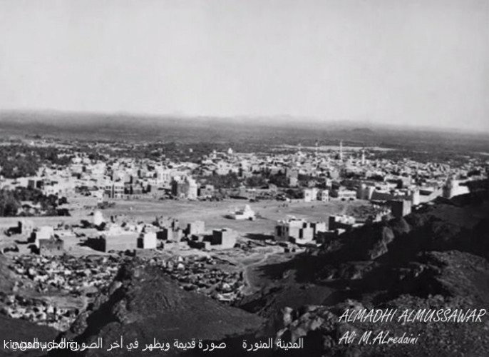 An old picture showing The Prophet;s Mosque