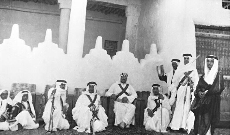 قصر المربع من الداخل ويرى في الصورة الأمير سعود وعن يساره الأمير ناصر بن عبد العزيز وعن يمينه الأمير محمد بن سعود الكبير..jpg