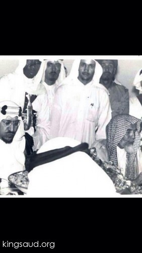 الملك سعود والشيخ عبدالله بن زاحم في منزله في المدينة المنورة .رحمهما الله 