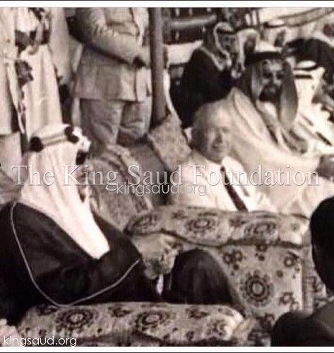 الملك سعود والأمير سعود بن عبدالله بن جلوي أمير الشرقية في الخبر مع مسؤول من أرامكو