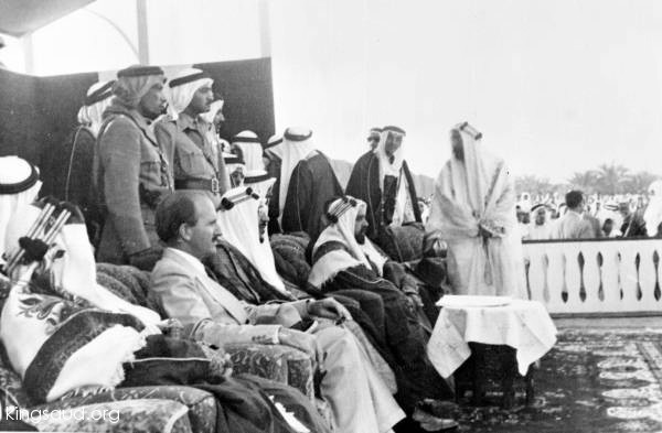 االملك سعود في البحرين خلال إستعراض رياضي في البحرين 1954