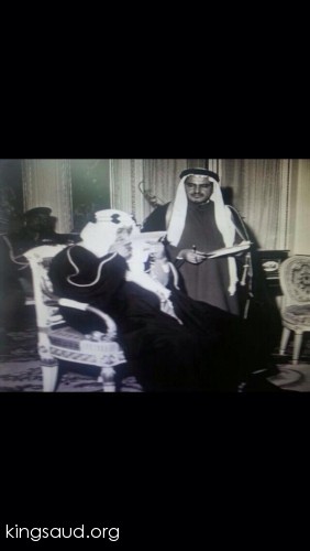 الملك سعود والشيخ محمد الدغيثر الأمين العام لمجلس الوزراء يعرض عليه معاملات الدوله رحمهم الله