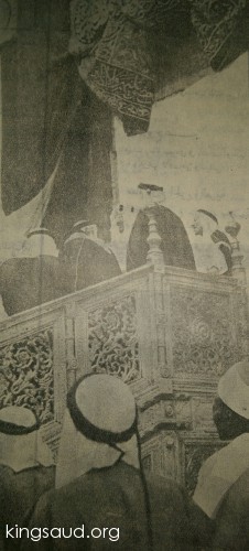 صورة تذكارية للملك سعود في الاحتفال بتجديد باب الكعبة 1954م