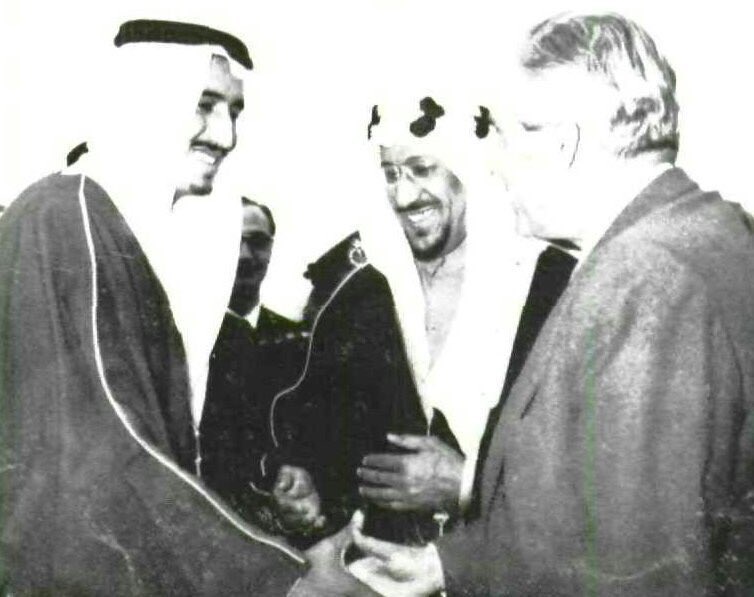 الملك سعود (رحمه الله) يقدم أخيه الملك سلمان بن عبدالعزيز (أمير الرياض حينها) إلى الرئيس اللبناني كميل شمعون في مطار الرياض سنة 1957م