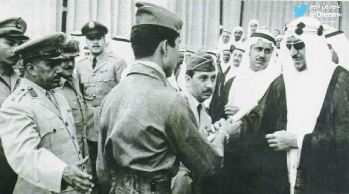 الملك سعود بن عبدالعزيز يرحمه الله ‏فـي فقرة تسلـيم الجوائز فـي إحـدى ‏الإحتفالات العسكرية  ‏⁧وبجانبه الامير محمد بن سعود في ١٩٦١م