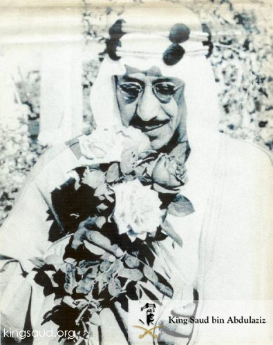 الملك سعود في قصره الكائن بالناصرية القديمة -  ١٣٧٣هـ