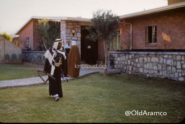صور لزيارة  الملك سعود رحمه الله للمنطقة الشرقية و أرامكو في يناير ١٩٥٤م.  