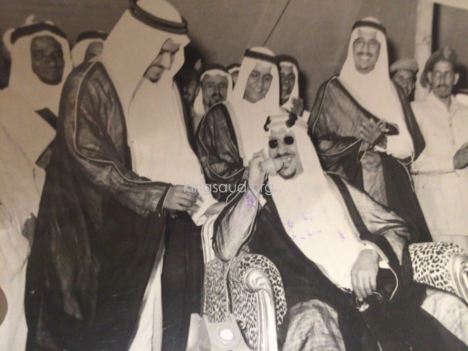 افتتاح الملك سعود لخط اللاسلكي و وزيرالمواصلات الأمير سلطان بن عبدالعزيز وأمير الرياض الملك سلمان والأمير سعد بن سعود