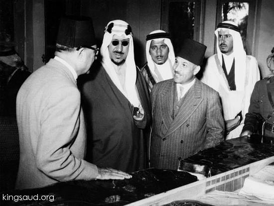 الملك سعود ويقف بجانبه الأمير الأمير ناصر بن عبد العزيز ,والأمير فيصل بن تركي في القاهرة 