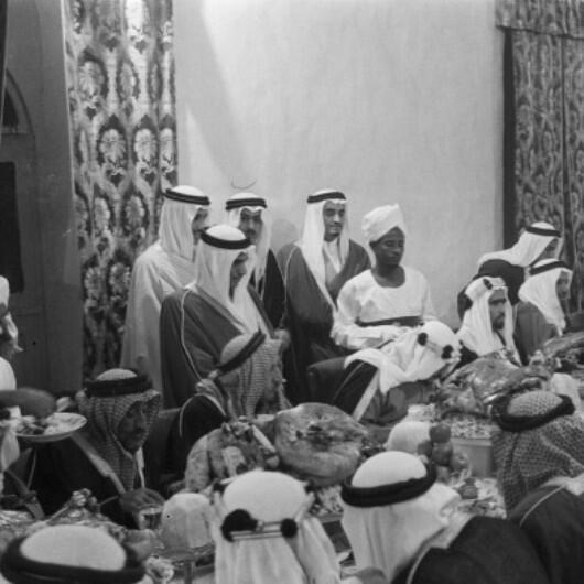 الملك سعود مع الملك طلال ملك الأردن وخلفهم الأمراء فهد وتركي وسلمان أبناء الملك عبدالعزيز (2)