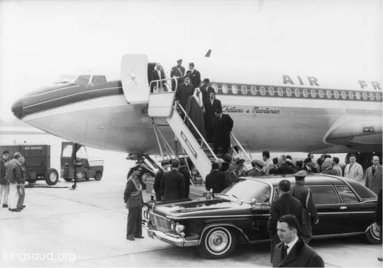 الملك سعود مع ابنائه لدى وصوله الى باريس لتلقي العلاج 1963م