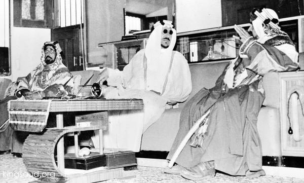 الملك سعود مع أمير البحرين الشيخ سلمان بن حمد وعلى يساره سمو الشيخ محمد بن عيسى 1954 حمد بن عيسى آل خليفة في البحرين