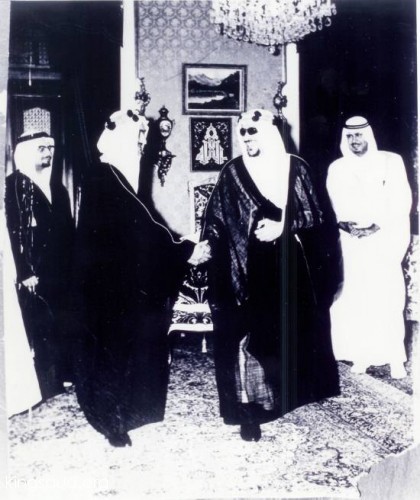 الملك سعود وولي العهد الأمير فيصل بن عبد العزيز ومحمد زكي يماني