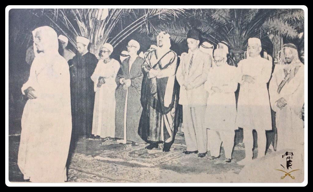الملك سعود مع شيخ الأزهر خلال زيارته لمصر عام 1373 هـ / مارس 1954 م.