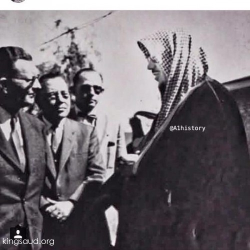 الملك سعود في القيصومة يزور محطة التابلاين ويبدو معه نائب الرئيس ومدير التشغيل في المحطة في 20 فبراير 1959م 