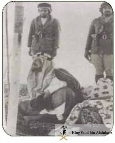 الملك عبدالعزيز ويظهرخلفه من اليمين القائد ( عقيد )عبد الله بن نامي ووكيل القائد ( رائد ) منسي بن زيد البقمي