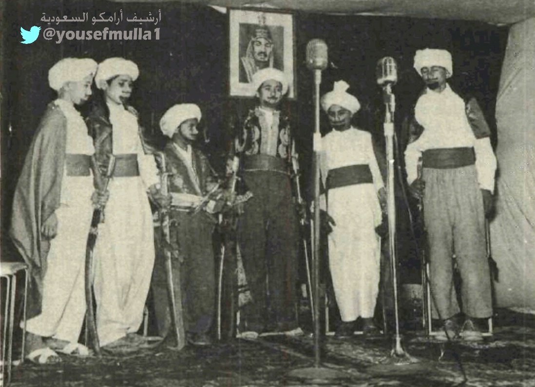 طلاب مدرسة الخبر يصطفون ترحيبا بالملك سعود رحمه الله الذي زار  المدرسة وحضر برنامجا شمل عرضا مسرحيا.  فبراير ١٩٥٣م