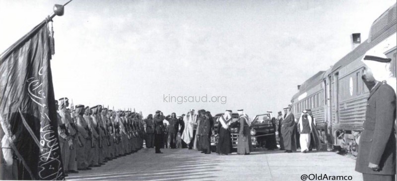 الملك سعود رحمه الله لحظة وصوله محطة قطارالهفوف في يناير ١٩٥٤م في طريقة للظهران 