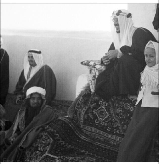 الملك سعود في جلسة جميلة مع أخيه الأمير فهد وابنه الأمير عبدالإله وماجد بن خثيلة . 