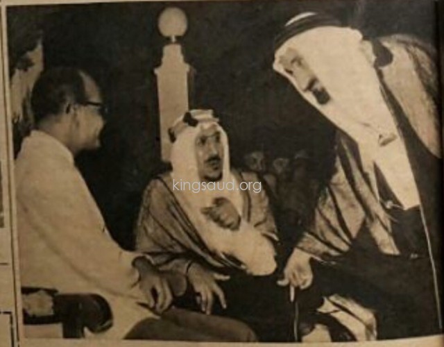 الملك سعود رحمه الله ومستشاره الشيخ يوسف ياسين والسفير المصري