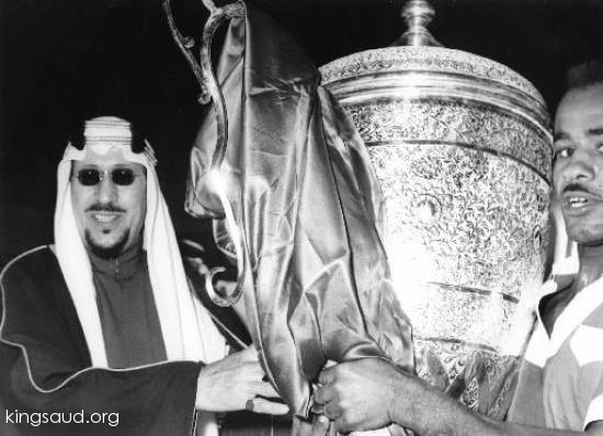 King Saud hands the trophy to the champion in Al-Anjal institute