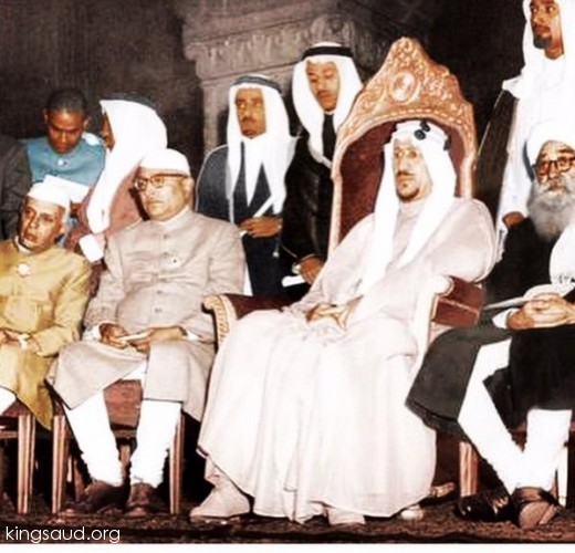 رئيس الوزاء الهندي جواهرلال نهرو يكرم  الملك سعود خلال زيارته إلى الهند ١٩٥٥. 