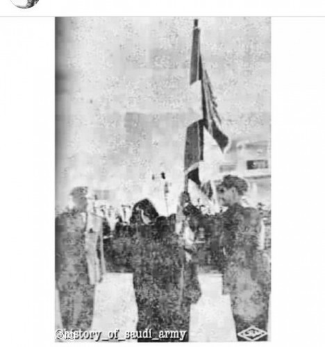 الملك سعود رحمه الله يرفع العلم السعودي عند افتتاح الكلية الحربية  السعودية 