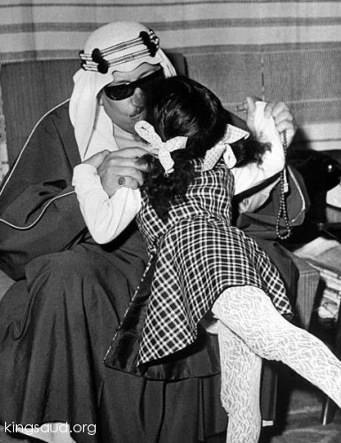 الملك سعود مع ابنته نزهة 1966م